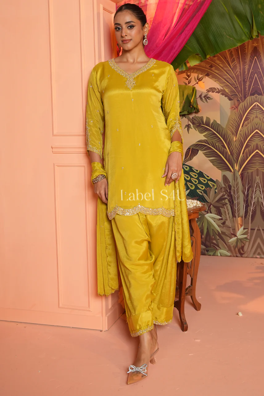 Sunehri Adaa-Suit Set - Image 3